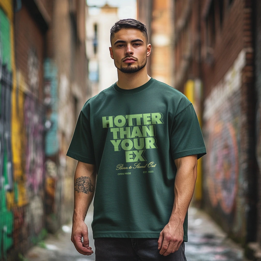 Model trägt Hotter than your ex Streetwear T-shirt in grün