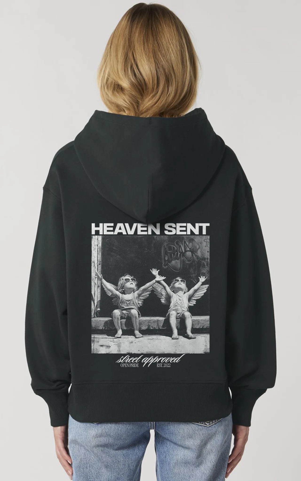 Model trägt Heavy Oversized Cherubs Hoodie