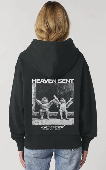 Model trägt Heavy Oversized Cherubs Hoodie