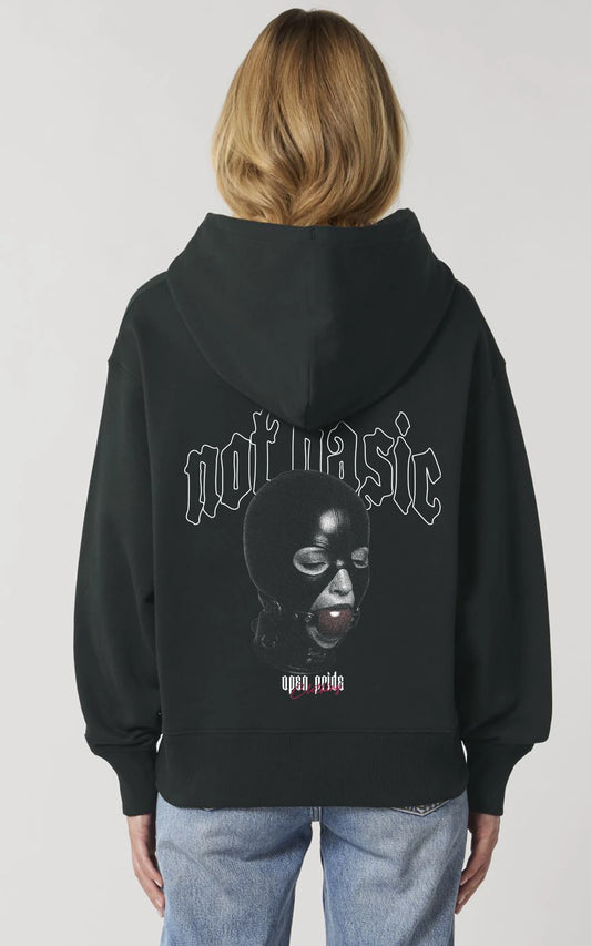 Frau trägt schwarzen Oversized Hoodie Not Basic Backprint