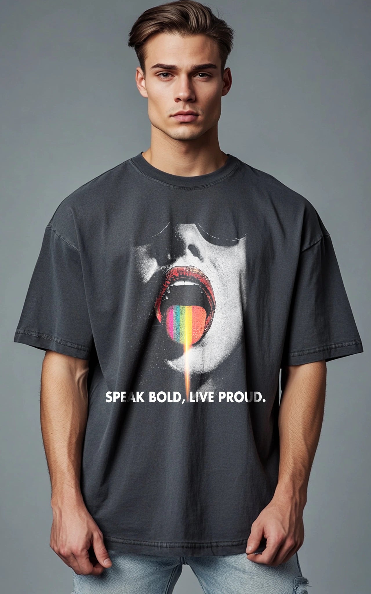 Nahaufnahme des detailreichen Regenbogen-Zungen-Prints auf dem Brust des T-Shirts.