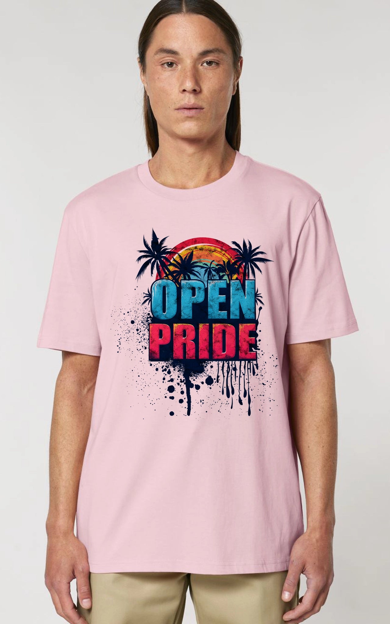 Model trägt ein pinkes, lässiges, sommerliches T-Shirt mit einem großen, farbenfrohen Palmenmotiv