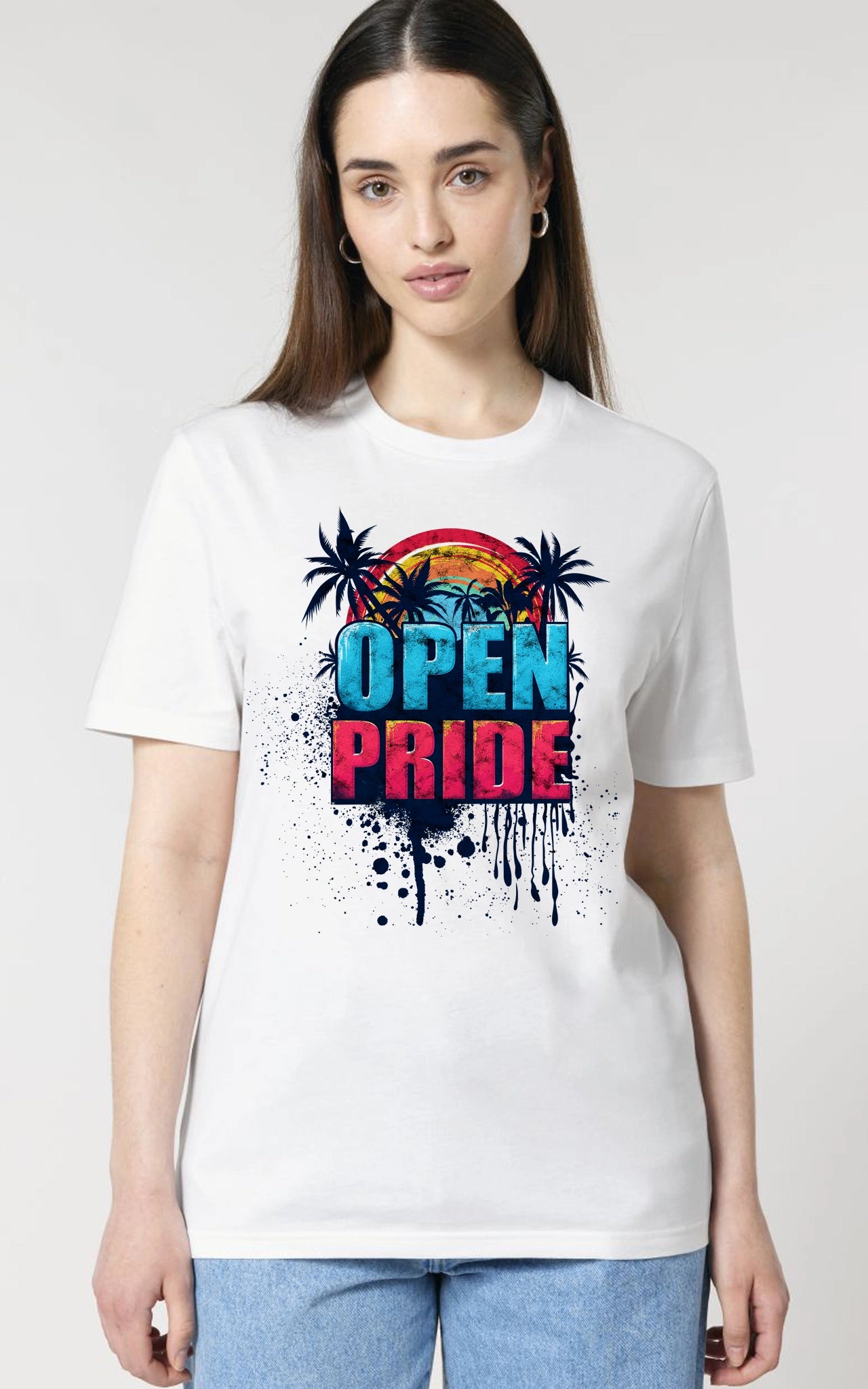 Model trägt ein weisses, lässiges, sommerliches T-Shirt mit einem großen, farbenfrohen Palmenmotiv